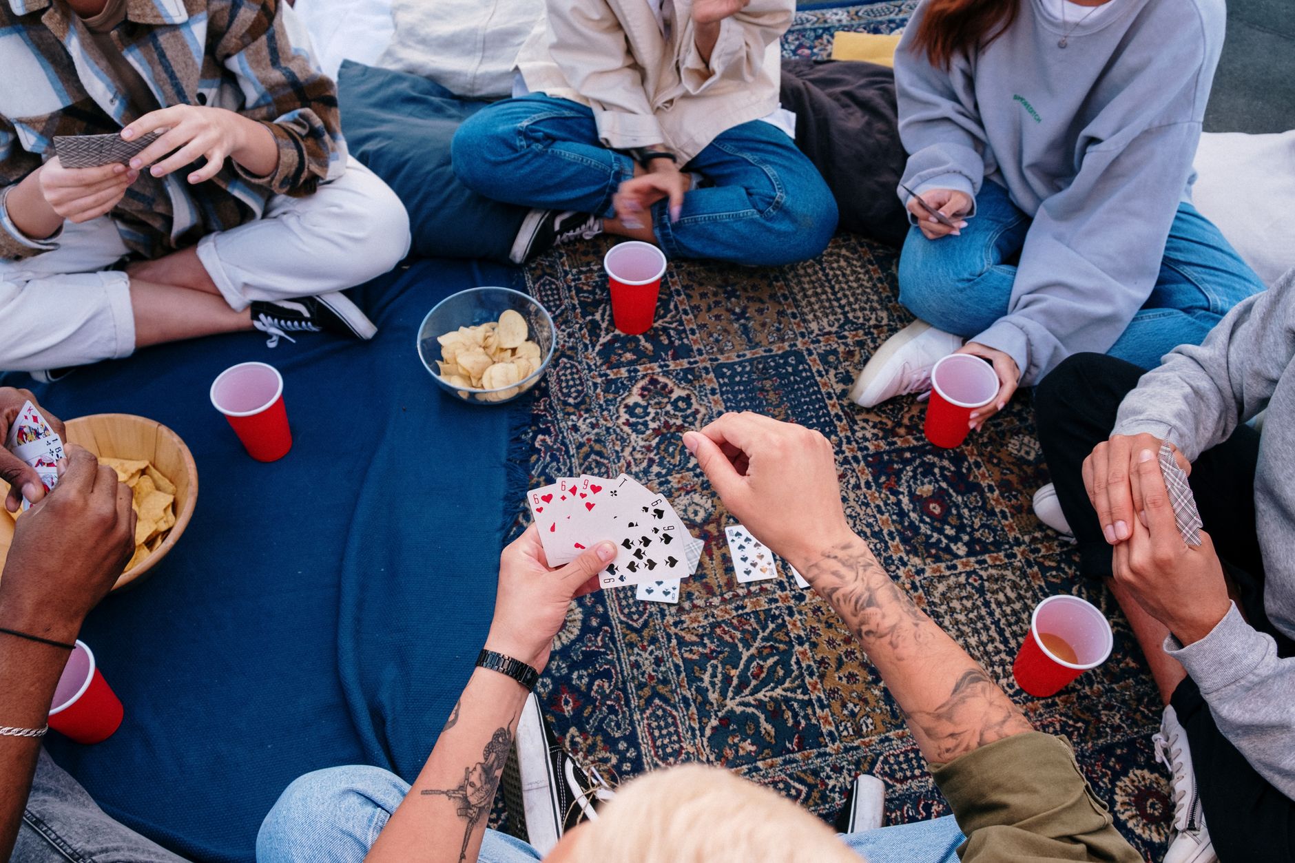 翻牌圈决策复盘：从WSOP经典牌局看位置与范围的价值（实战示例）