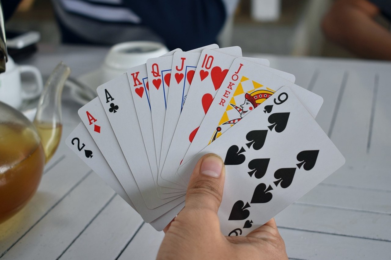 心理盲点如何克服？德州扑克玩家必知的3大陷阱与破解法